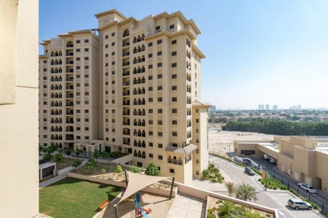 Apartment Stylish 1-bedroom Retreat With Pool In Vibrant Jumeirah Golf Estates Dubai