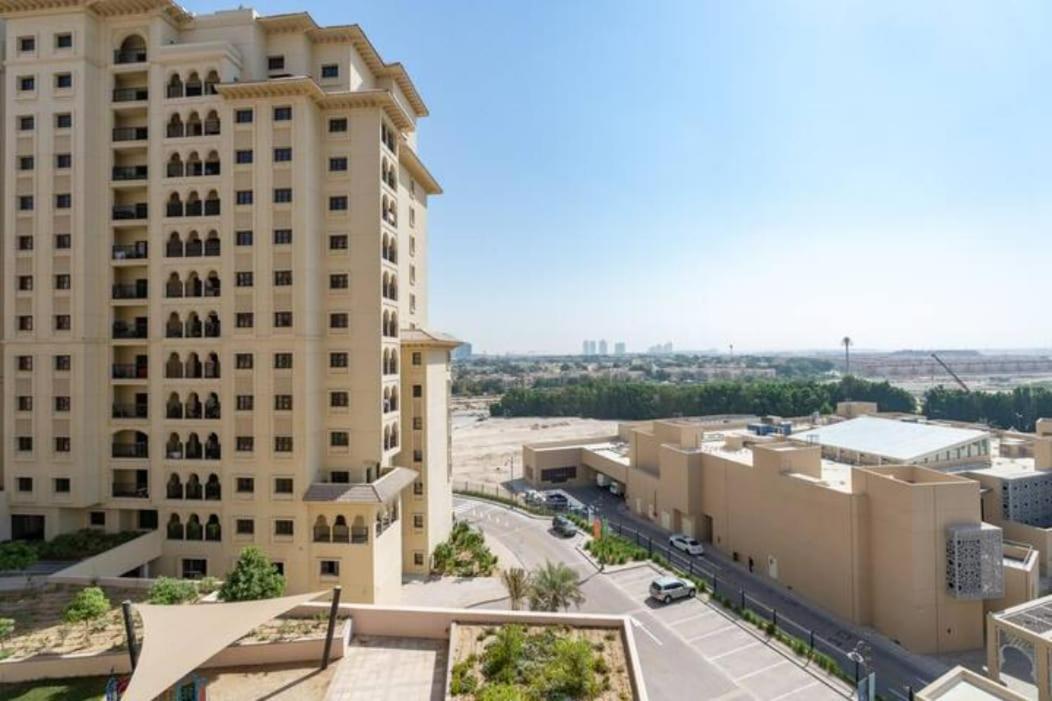 Stylish 1-bedroom Retreat With Pool In Vibrant Jumeirah Golf Estates * Dubai