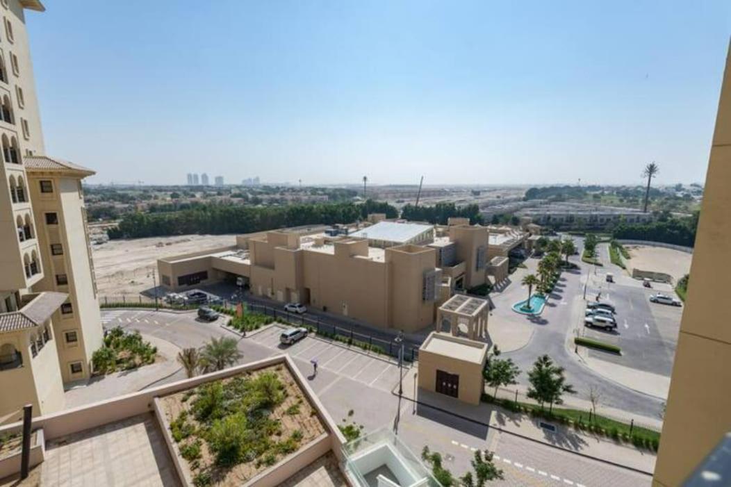 Stylish 1-bedroom Retreat With Pool In Vibrant Jumeirah Golf Estates Apartment