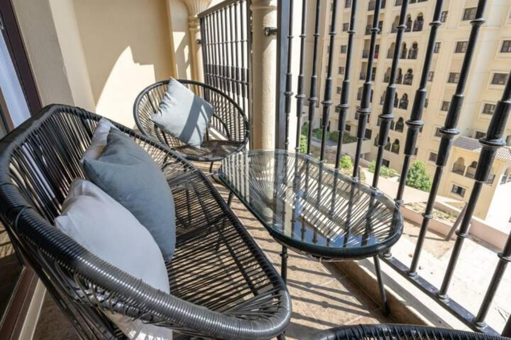 Stylish 1-bedroom Retreat With Pool In Vibrant Jumeirah Golf Estates Apartment *