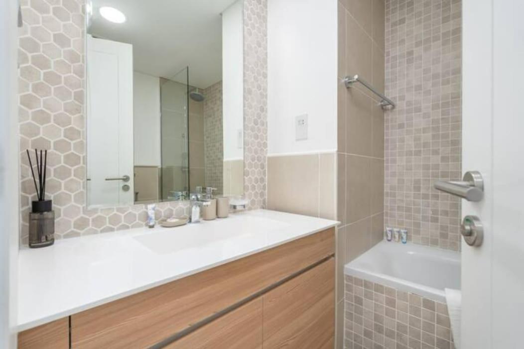 Apartment Stylish 1-bedroom Retreat With Pool In Vibrant Jumeirah Golf Estates