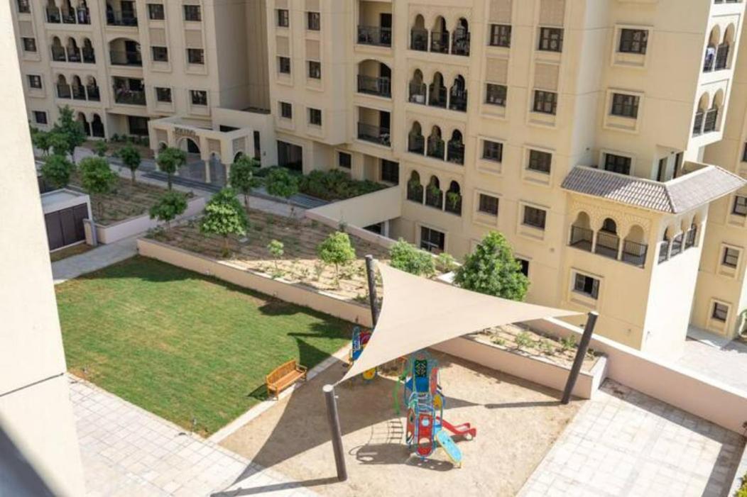 Stylish 1-bedroom Retreat With Pool In Vibrant Jumeirah Golf Estates *