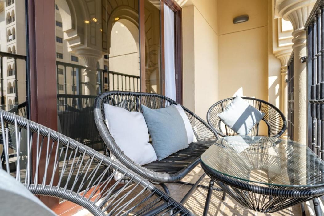 Stylish 1-bedroom Retreat With Pool In Vibrant Jumeirah Golf Estates * Dubai