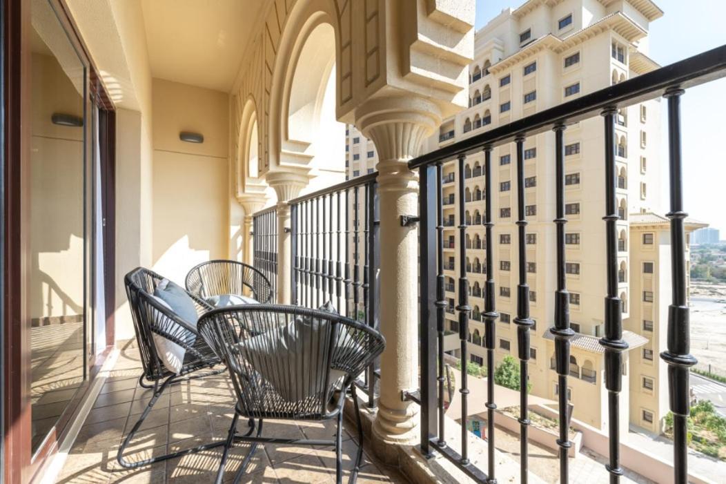 Apartment Stylish 1-bedroom Retreat With Pool In Vibrant Jumeirah Golf Estates *