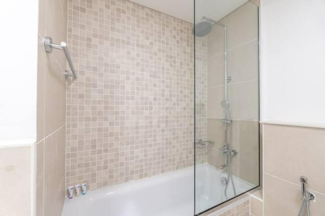 Stylish 1-bedroom Retreat With Pool In Vibrant Jumeirah Golf Estates *