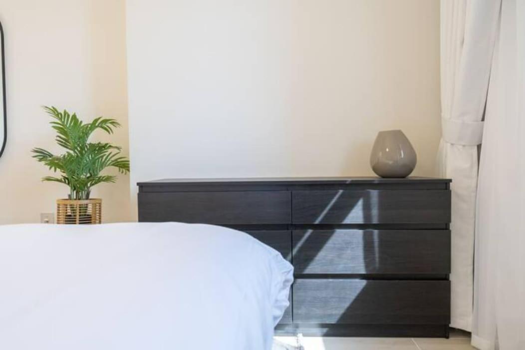 Stylish 1-bedroom Retreat With Pool In Vibrant Jumeirah Golf Estates Dubai