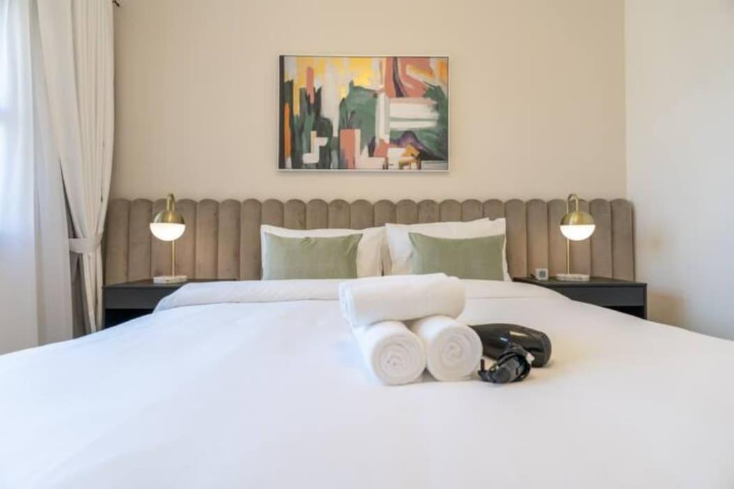 Stylish 1-bedroom Retreat With Pool In Vibrant Jumeirah Golf Estates Apartment *