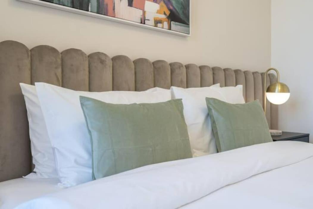 Apartment Stylish 1-bedroom Retreat With Pool In Vibrant Jumeirah Golf Estates *