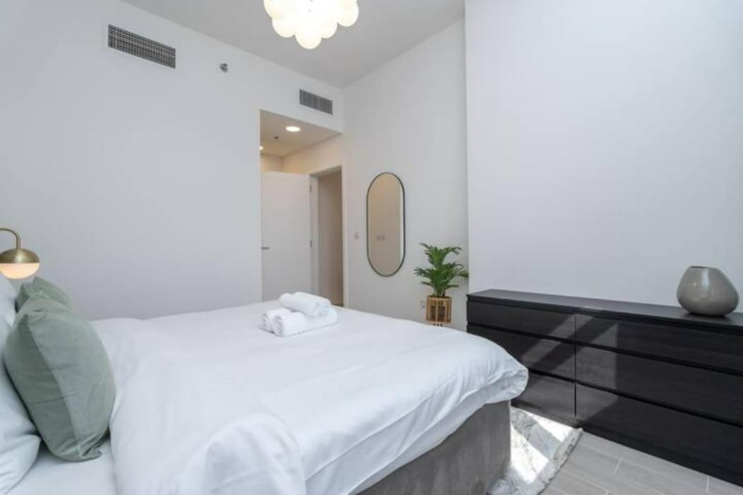 Stylish 1-bedroom Retreat With Pool In Vibrant Jumeirah Golf Estates Apartment Dubai