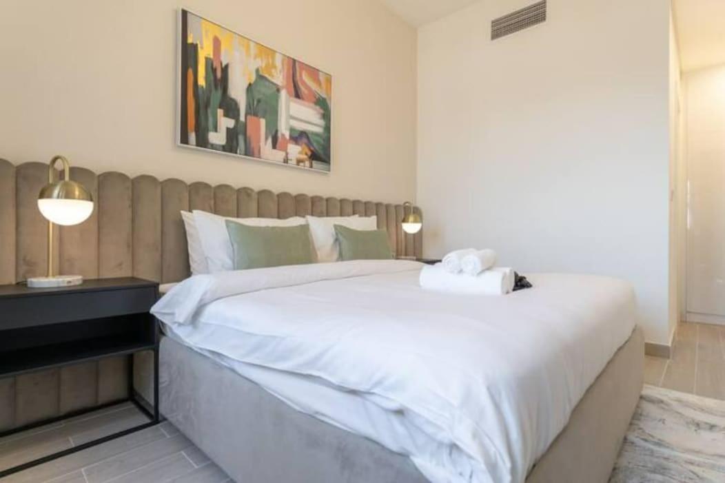 Stylish 1-bedroom Retreat With Pool In Vibrant Jumeirah Golf Estates Dubai