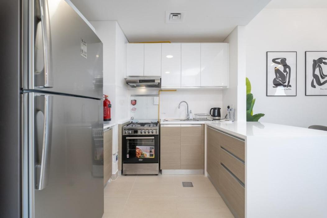 Stylish 1-bedroom Retreat With Pool In Vibrant Jumeirah Golf Estates