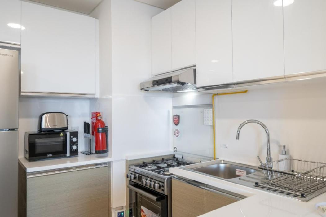 Stylish 1-bedroom Retreat With Pool In Vibrant Jumeirah Golf Estates Apartment