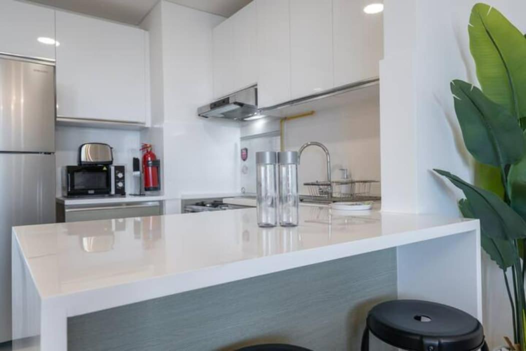 Stylish 1-bedroom Retreat With Pool In Vibrant Jumeirah Golf Estates