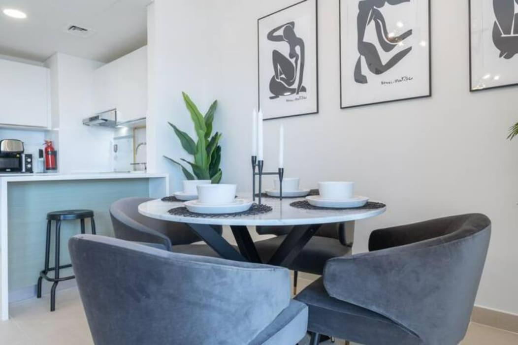 Stylish 1-bedroom Retreat With Pool In Vibrant Jumeirah Golf Estates