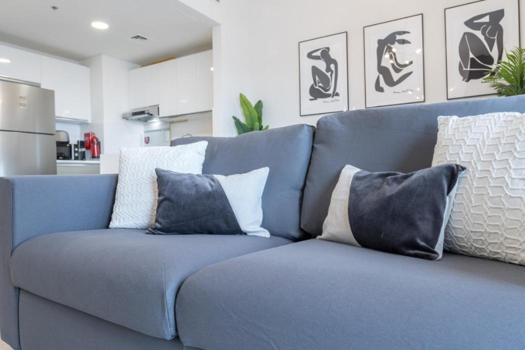 Stylish 1-bedroom Retreat With Pool In Vibrant Jumeirah Golf Estates Apartment