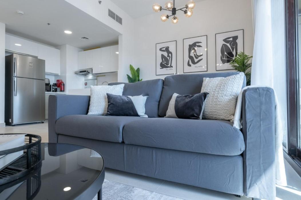 Stylish 1-bedroom Retreat With Pool In Vibrant Jumeirah Golf Estates Apartment *