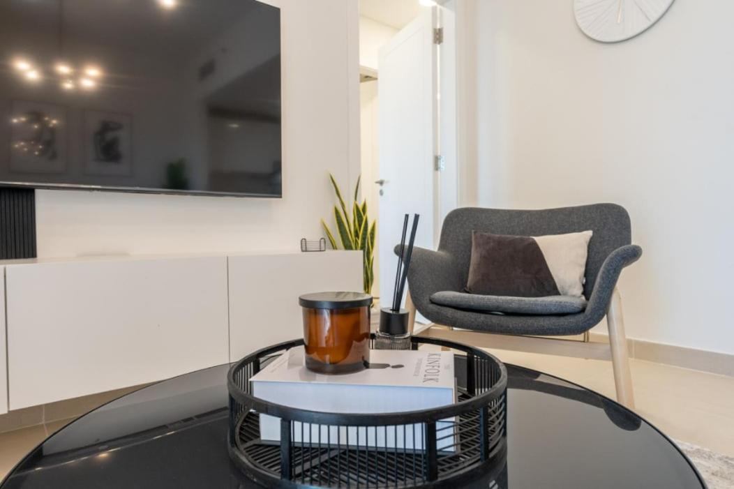 Apartment Stylish 1-bedroom Retreat With Pool In Vibrant Jumeirah Golf Estates *