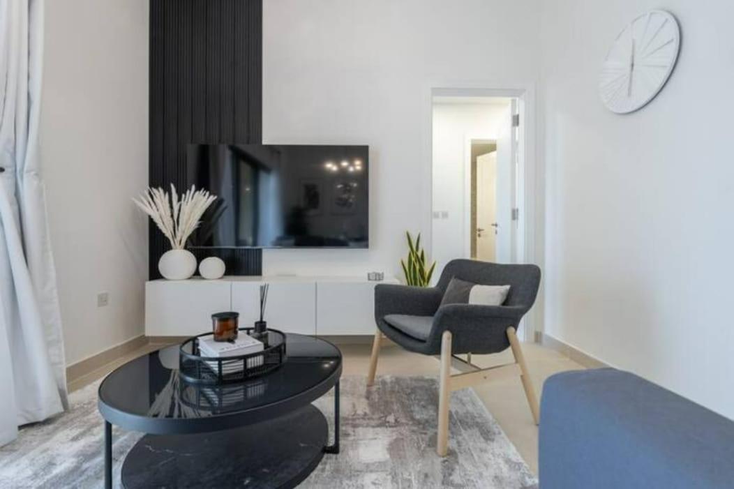 Stylish 1-bedroom Retreat With Pool In Vibrant Jumeirah Golf Estates *