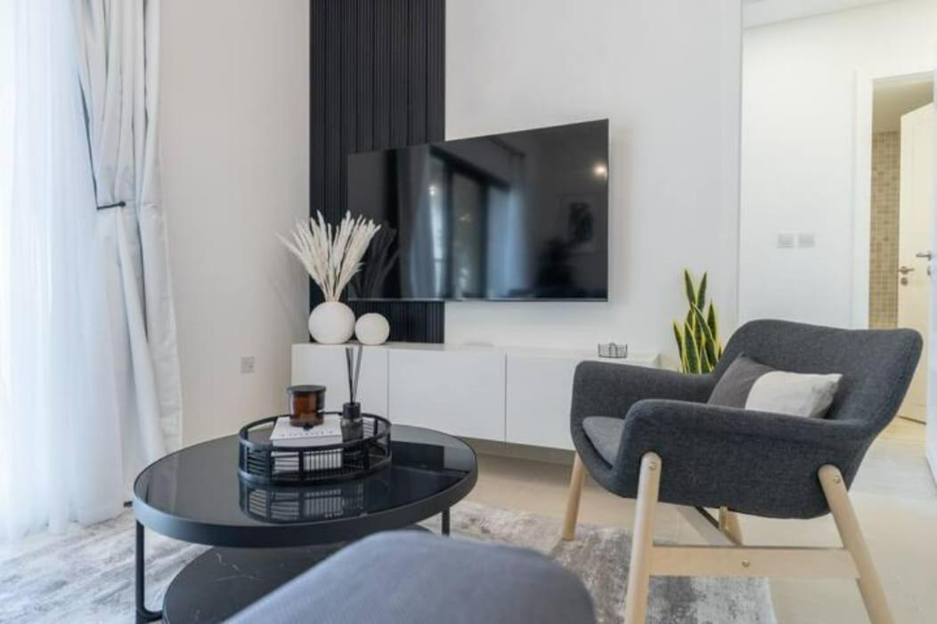 Stylish 1-bedroom Retreat With Pool In Vibrant Jumeirah Golf Estates Dubai