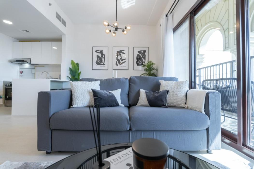 Stylish 1-bedroom Retreat With Pool In Vibrant Jumeirah Golf Estates Apartment