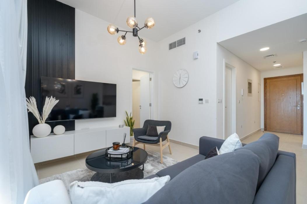 Stylish 1-bedroom Retreat With Pool In Vibrant Jumeirah Golf Estates