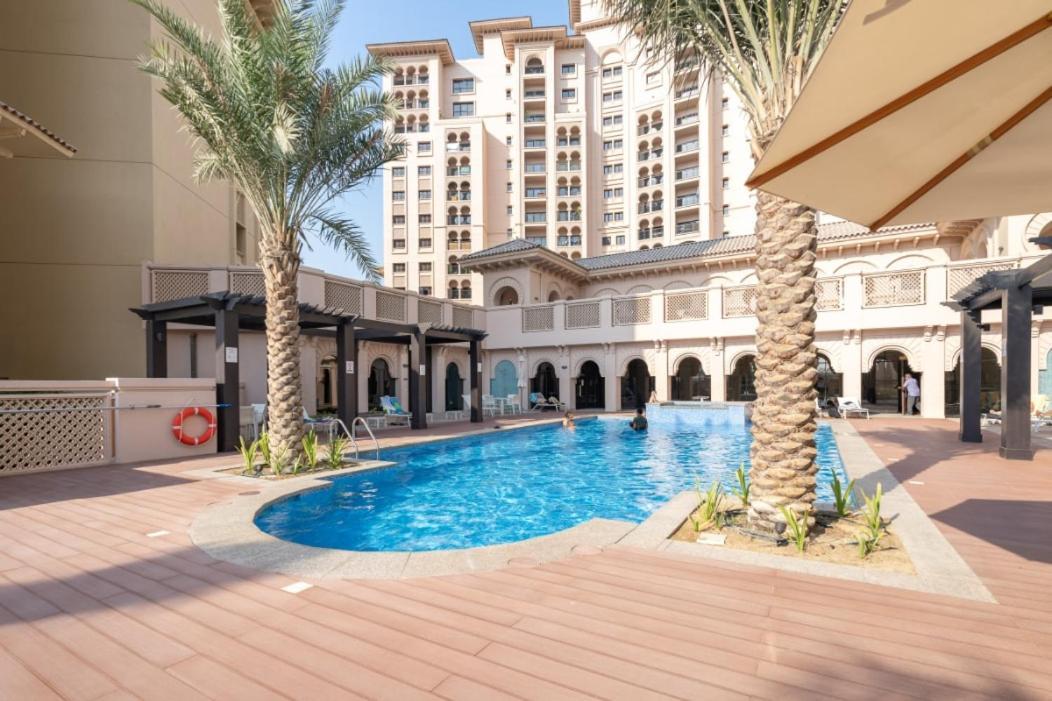 Apartment Stylish 1-bedroom Retreat With Pool In Vibrant Jumeirah Golf Estates Dubai